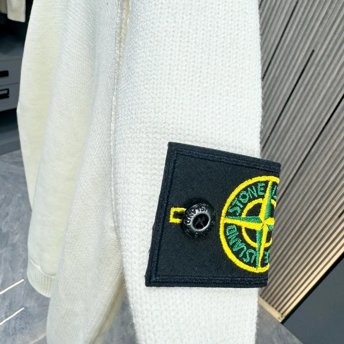 🅿️310 Stone Island 25FW crew neck sweater is made of top-grade cashmere yarn. The new autumn and winter Oblique jacquard knitted cashmere sweater adopts a double-sided wearable design and is made of high-quality cashmere material. After fine weaving process, it presents a soft and comfortable touch and excellent thermal performance. The iconic Oblique jacquard pattern is perfectly presented through precision knitting technology. It can be worn on both sides, showing different style charms. The round neck design is simple and elegant, suitable for various matching occasions. Exquisite knitting technology ensures that the clothes are not easily deformed and remain crisp and long-lasting. The double-sided design concept reflects LV's perfect balance of practicality and fashion. Each sweater undergoes strict quality inspection to ensure that the quality meets the brand's consistently high standards. This knitted item combines warmth and style, making it an exquisite addition to your autumn and winter wardrobe. Size:S/M/L/XL